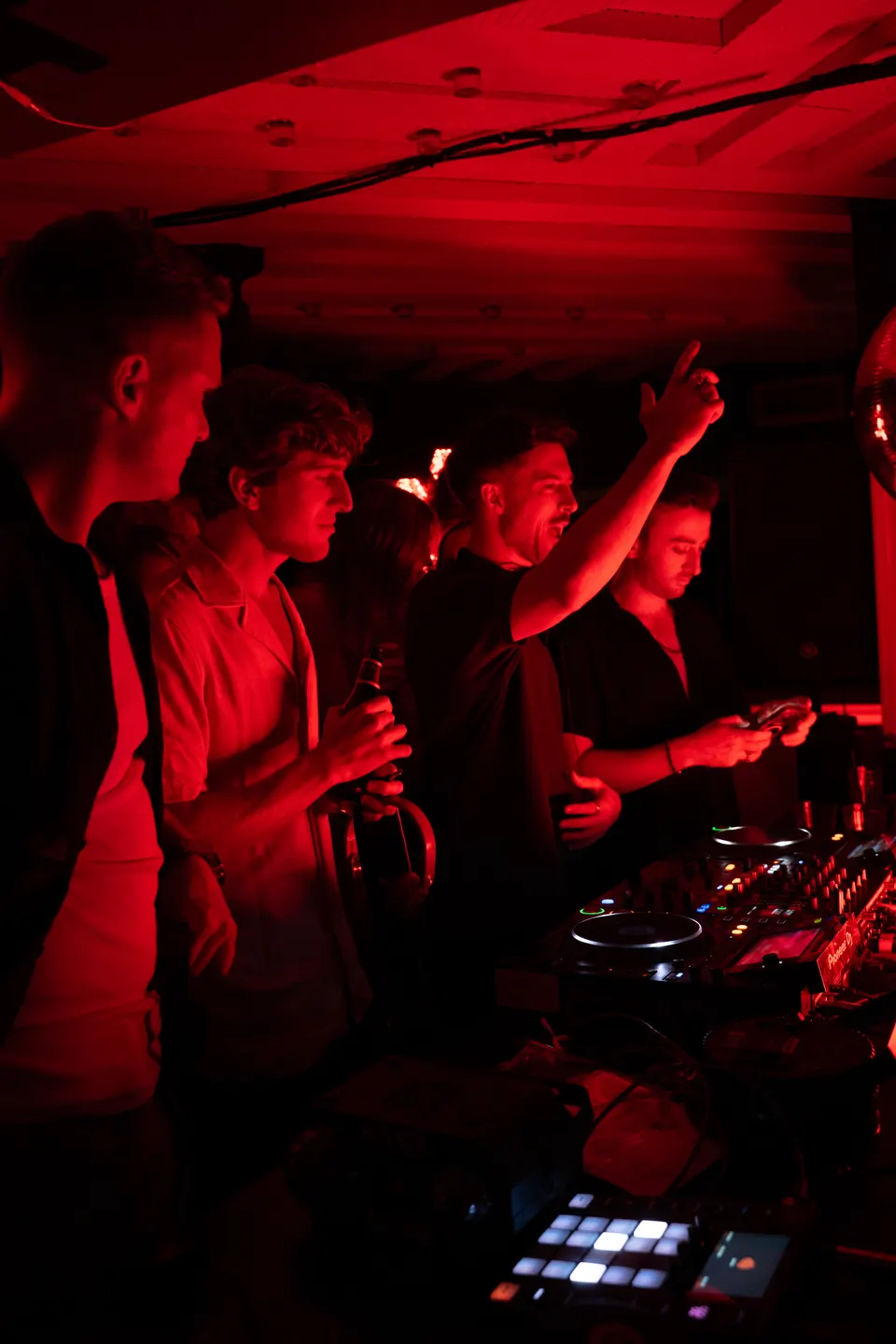 Pelicano club — club crowd red