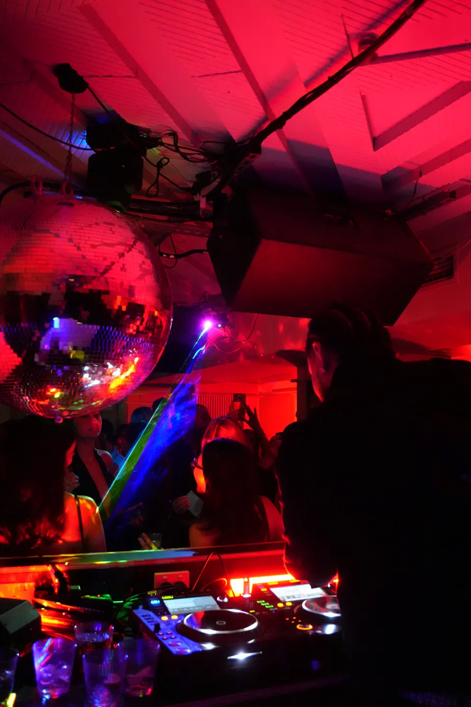 Pelicano club — club discoball crowd